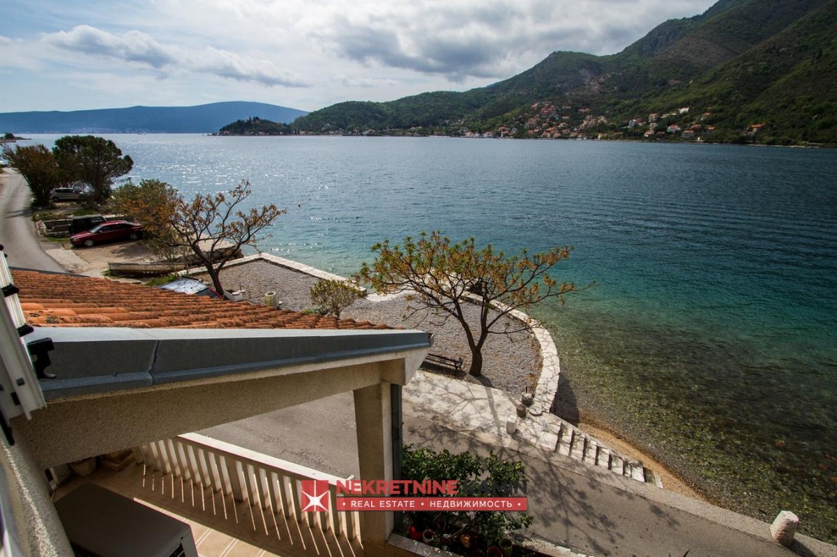 Kuća apartmanskog tipa na par metara od mora, Lepetani